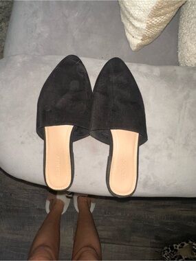 Old Navy Black Pointed-Toe Slip-On Mules